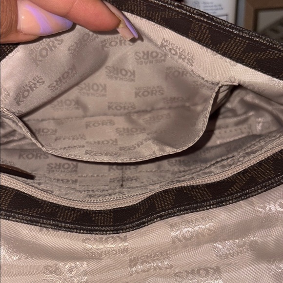 Michael Kors Hamilton Shoulder Bag - Picture 9 of 14